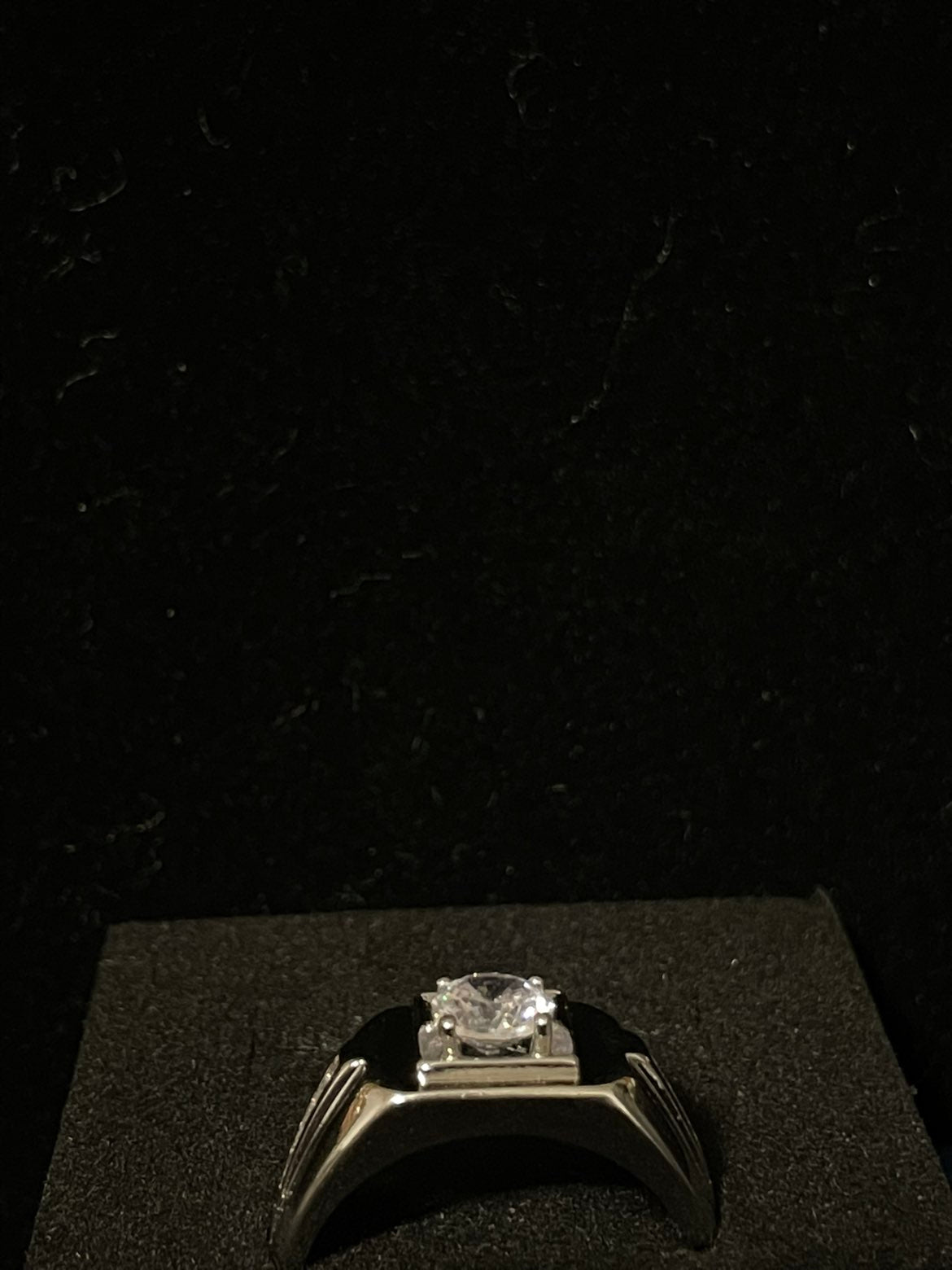 Silver ring med diamanter(ljusterbart)